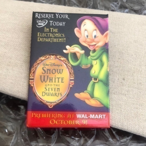 Vintage Disney Snow White Button Brooch - Picture 1 of 3